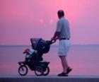 Πατέρας Περπάτημα με τον γιο του στη θάλασσα